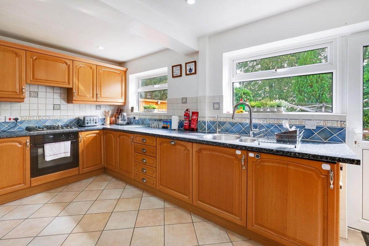Luxury 5 BDR 2 BA House with Parking in Sandhurst6
