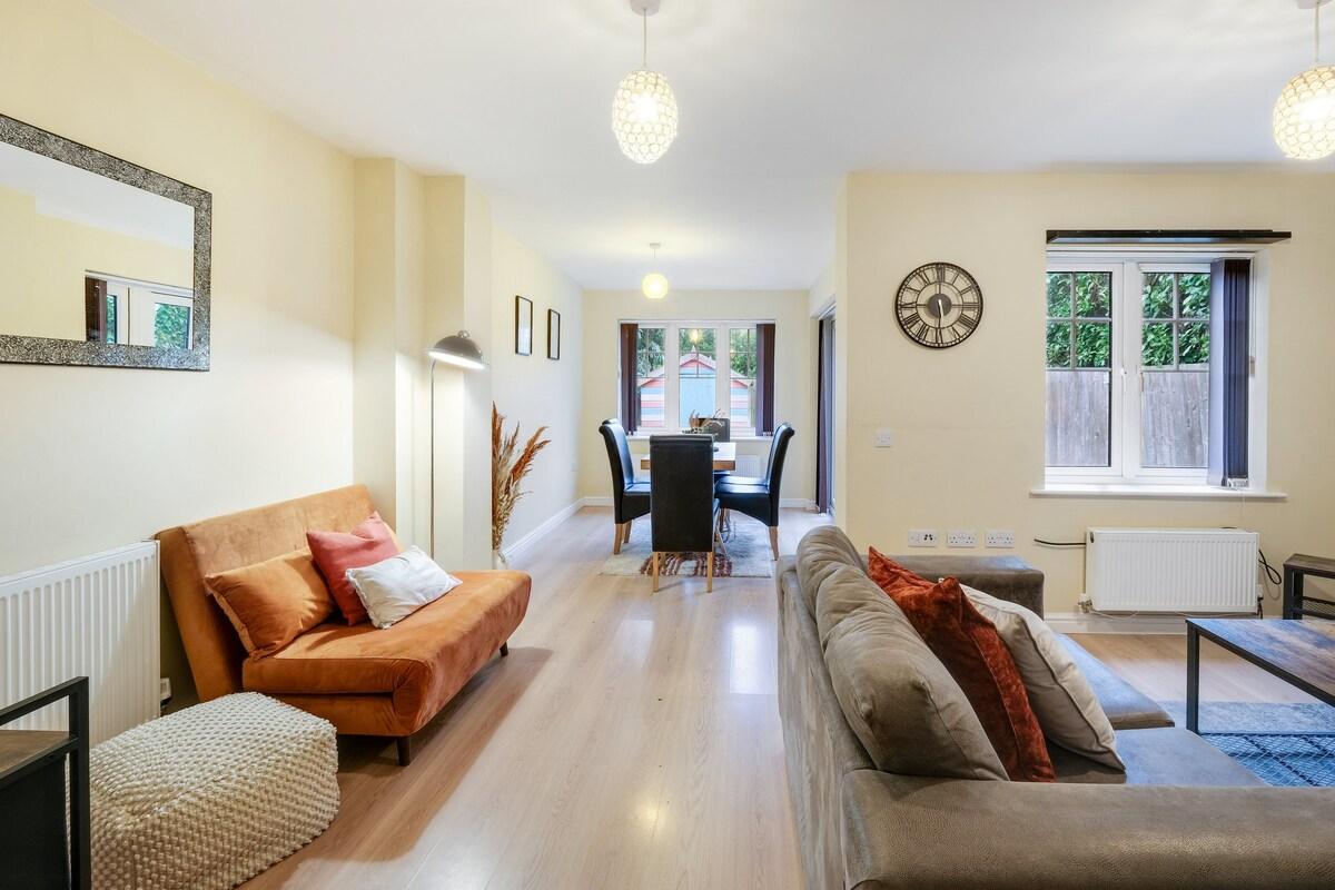 Modern Comfort 4 Bedroom, 3 Bath Hse in Maidenhead5