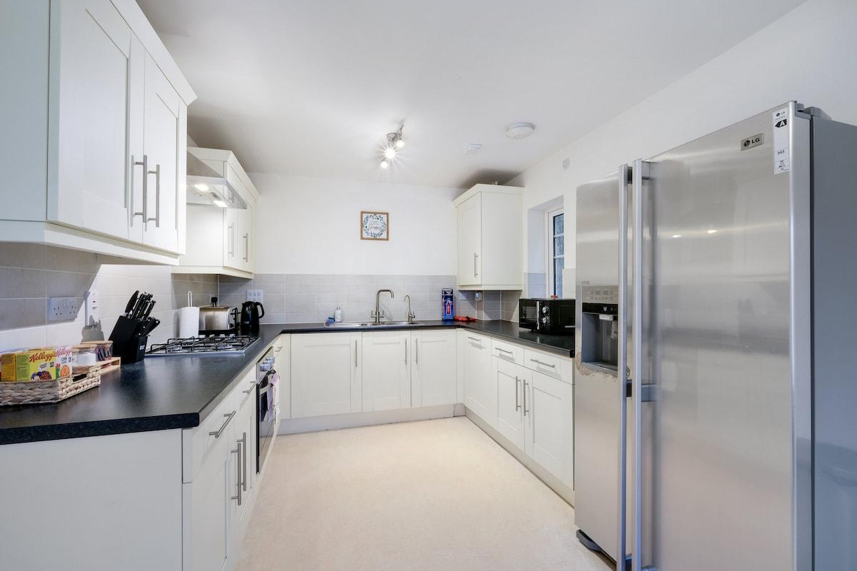 Modern Comfort 4 Bedroom, 3 Bath Hse in Maidenhead6
