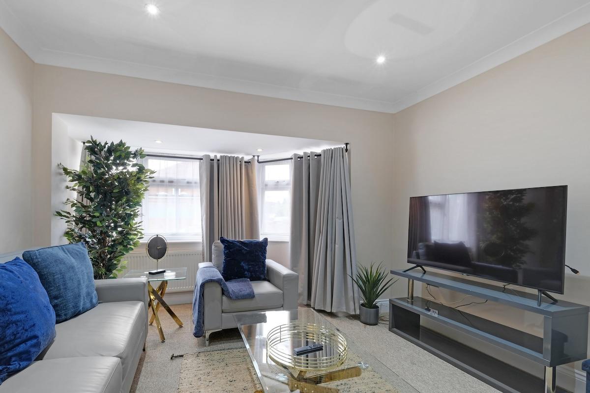 Stylish 4 bed 2-Bathroom Home in Brightside Avenue