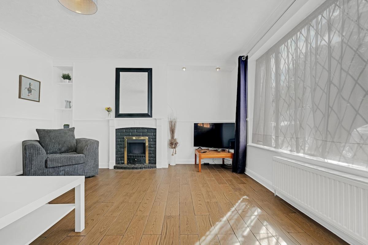 Elegant 5 Bedroom, 3 Bathroom Home in St. Annes