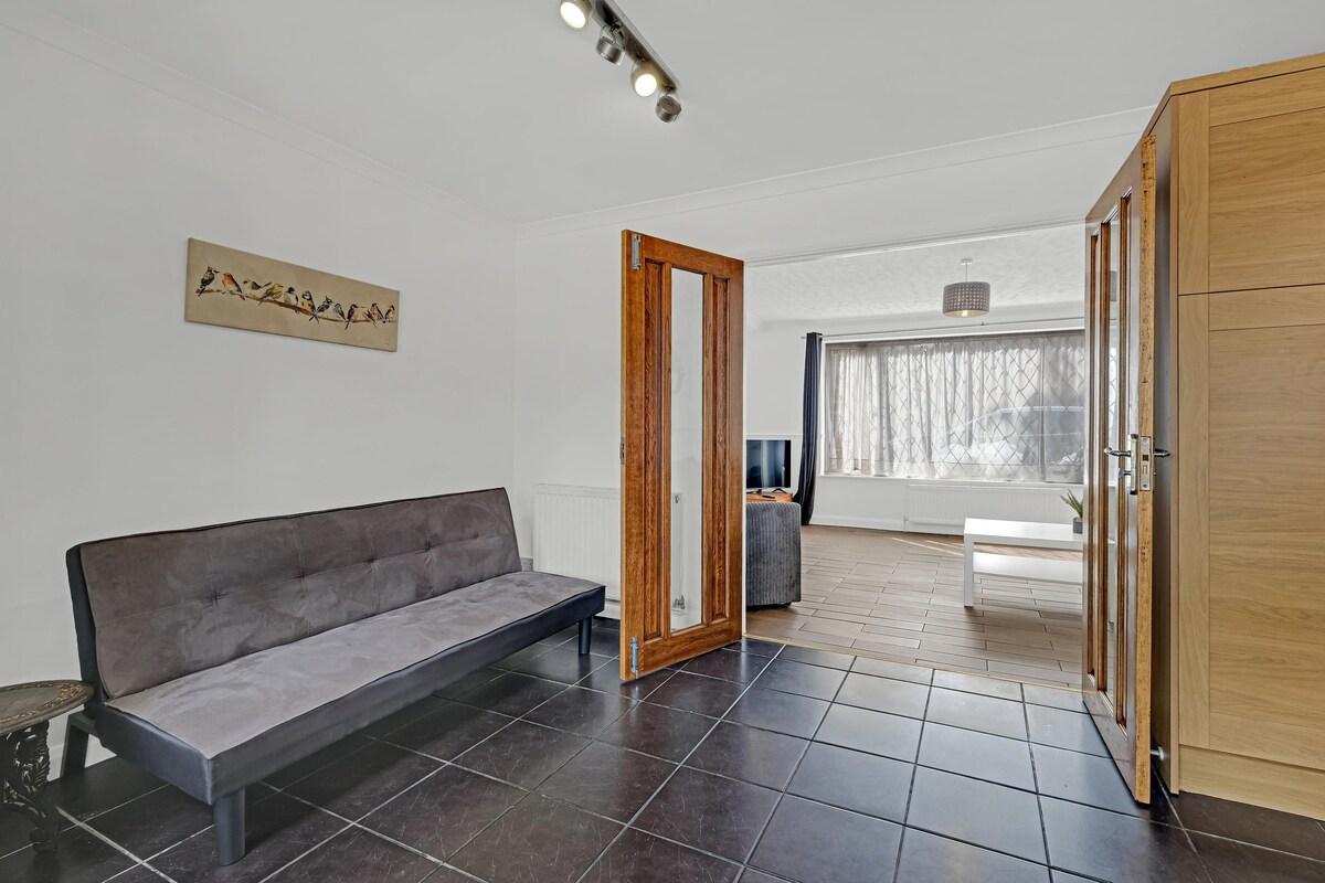 Elegant 5 Bedroom, 3 Bathroom Home in St. Annes2