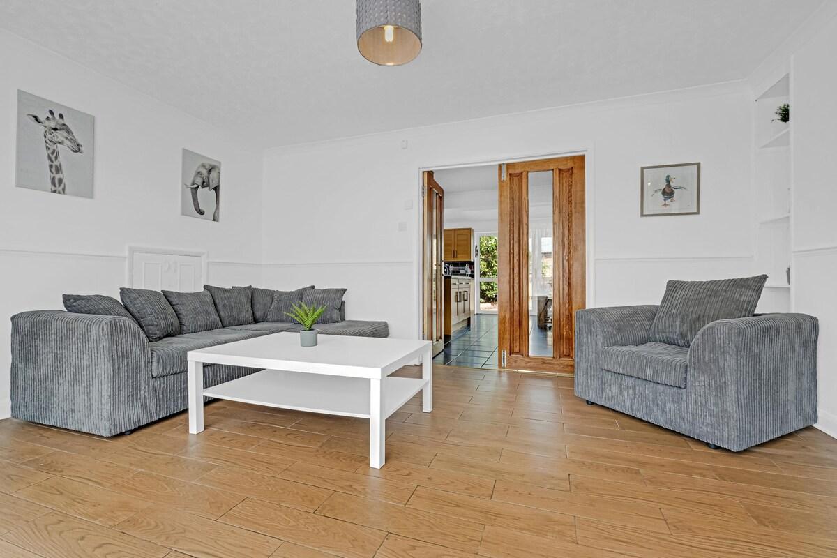 Elegant 5 Bedroom, 3 Bathroom Home in St. Annes3