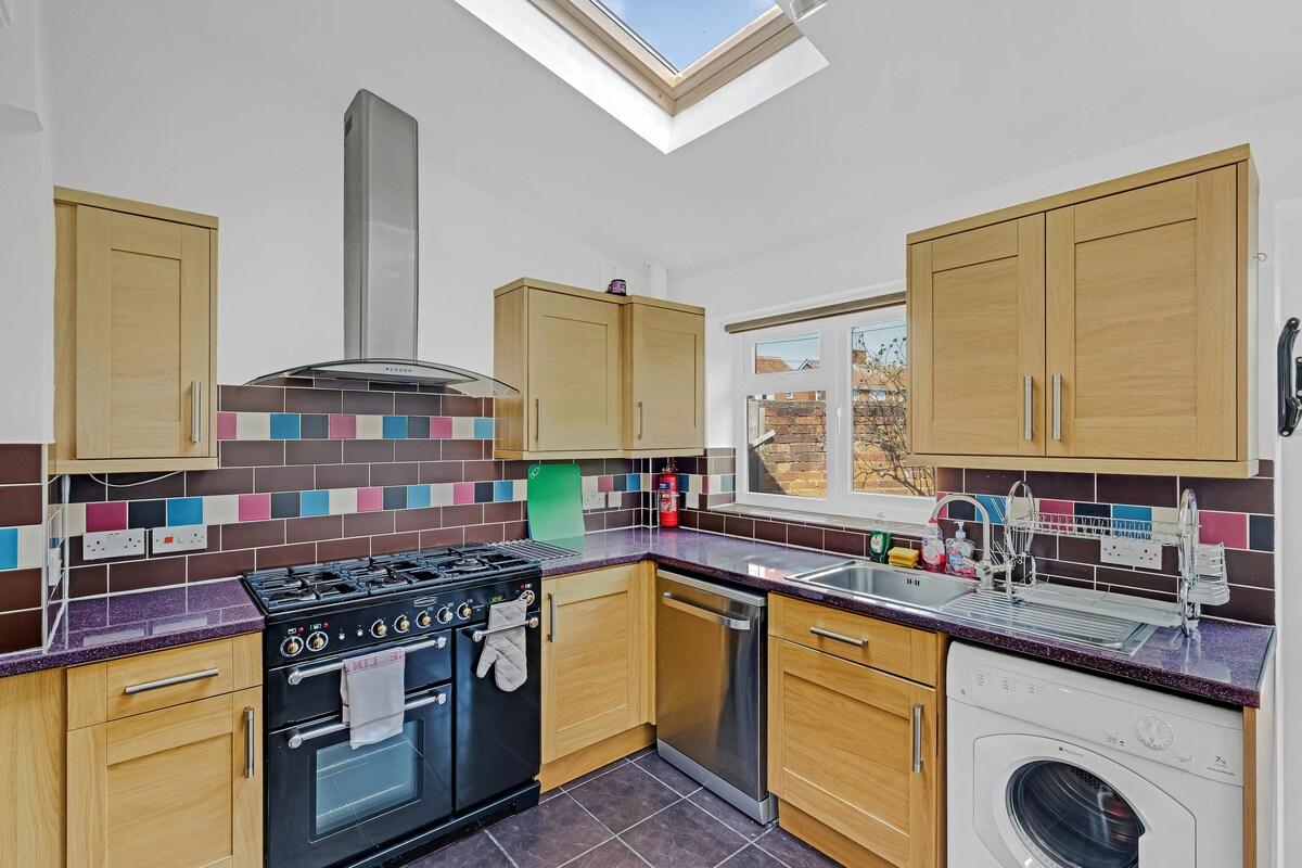Elegant 5 Bedroom, 3 Bathroom Home in St. Annes4