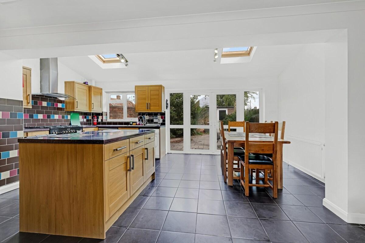 Elegant 5 Bedroom, 3 Bathroom Home in St. Annes5