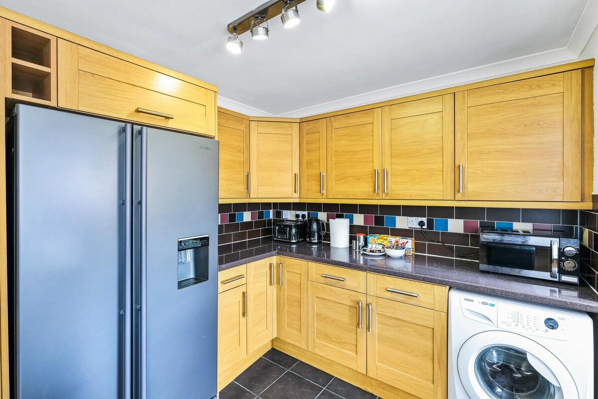 Elegant 5 Bedroom, 3 Bathroom Home in St. Annes6