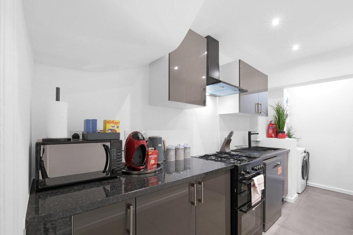 Spacious 5 Bedroom 3 Bath Serviced House – Croydon5