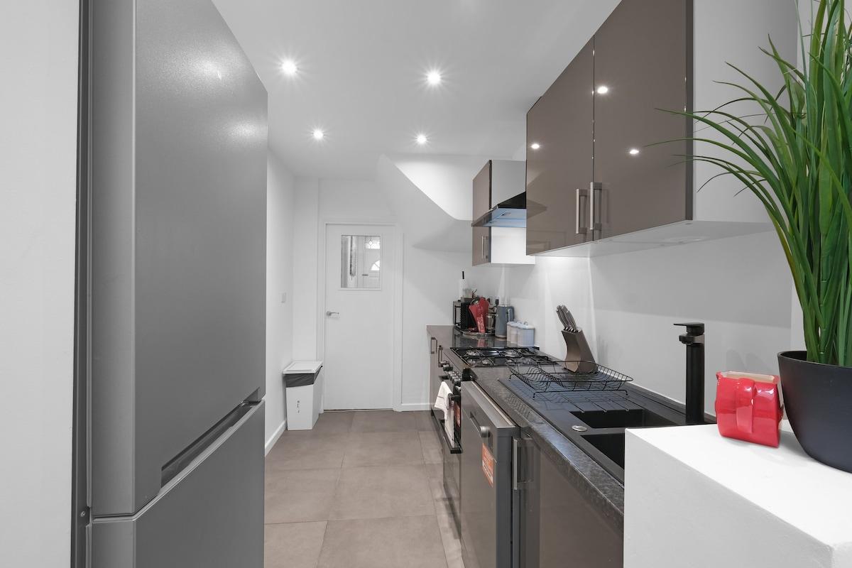 Spacious 5 Bedroom 3 Bath Serviced House – Croydon6