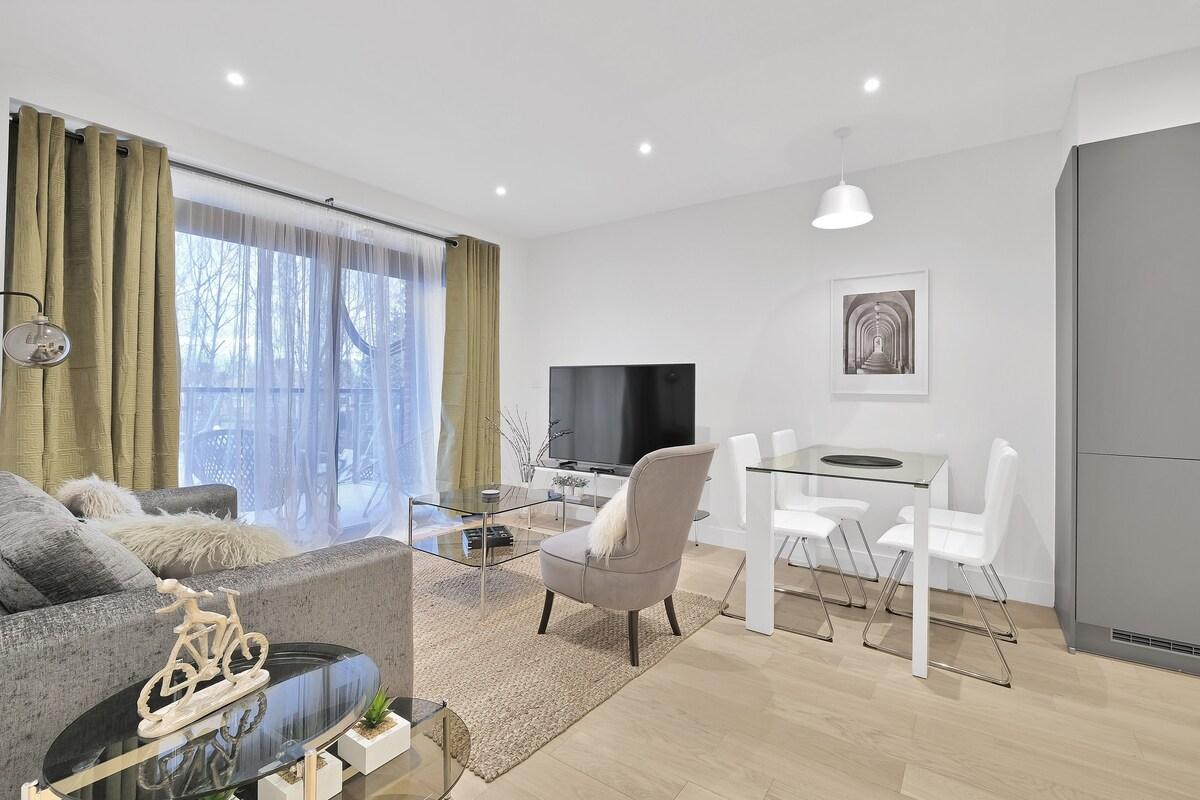 Belmore 2 Bedroom Luxury Apt. with Parking - 093