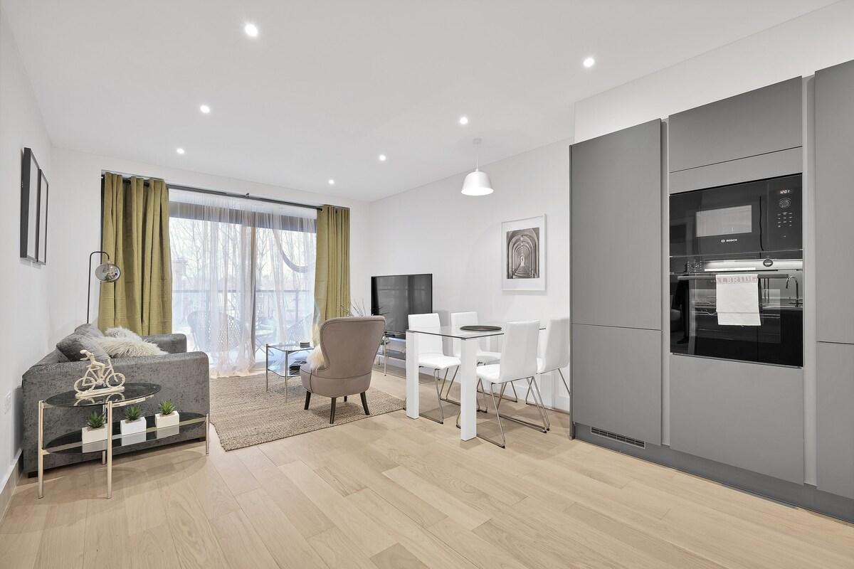 Belmore 2 Bedroom Luxury Apt. with Parking - 094
