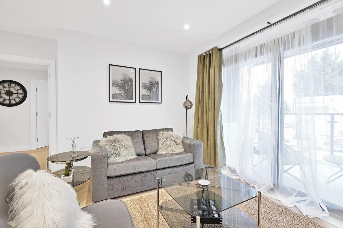 Belmore 2 Bedroom Luxury Apt. with Parking - 095