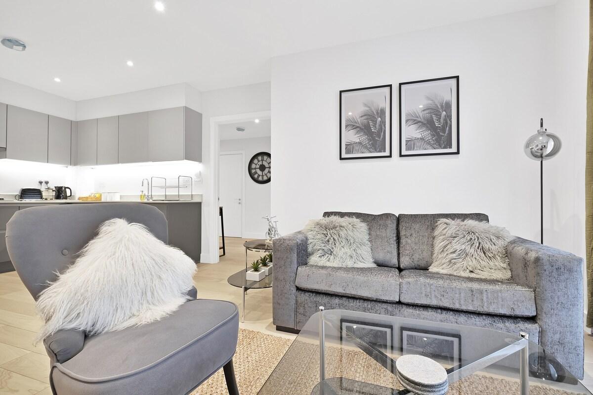 Belmore 2 Bedroom Luxury Apt. with Parking - 096
