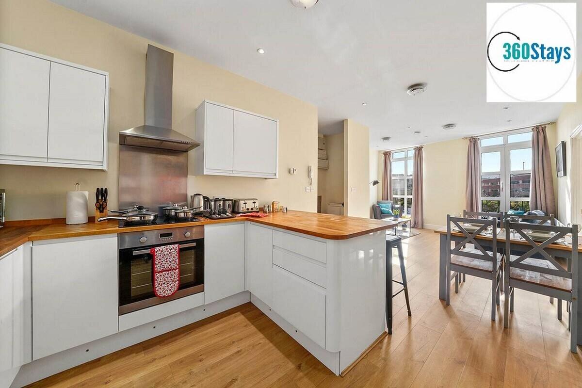 Luxury 2 Bedroom Apt.01 with Parking in Maidenhead4