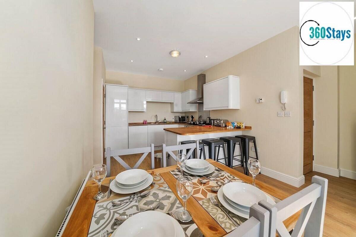 Luxury 2 Bedroom Apt.01 with Parking in Maidenhead5