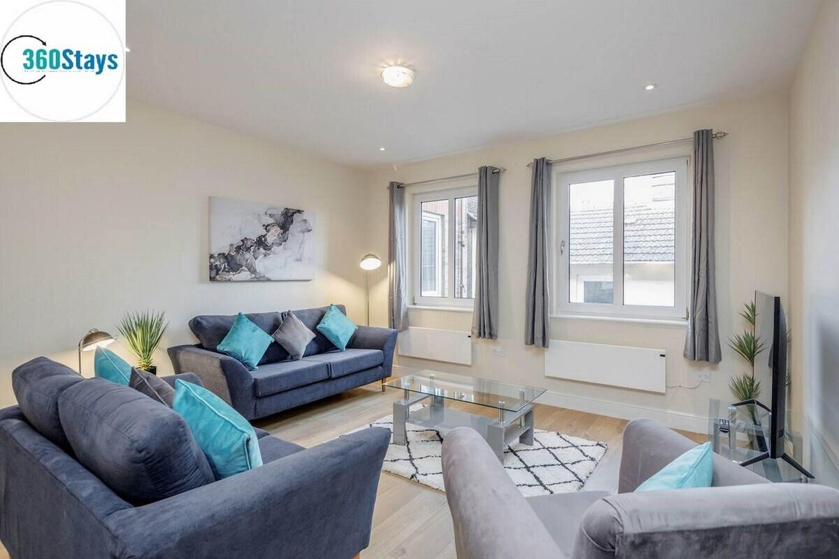 Luxury 2 Bedroom Apt.02 with Parking in Maidenhead3