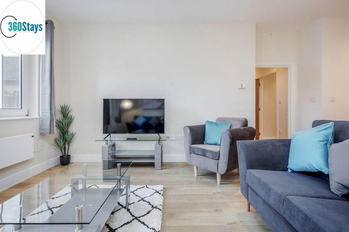 Luxury 2 Bedroom Apt.02 with Parking in Maidenhead4