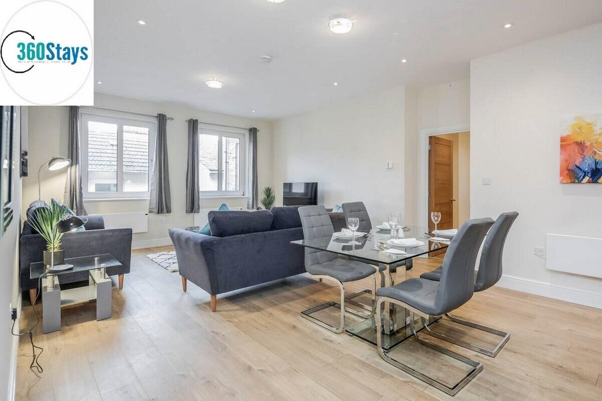 Luxury 2 Bedroom Apt.02 with Parking in Maidenhead5