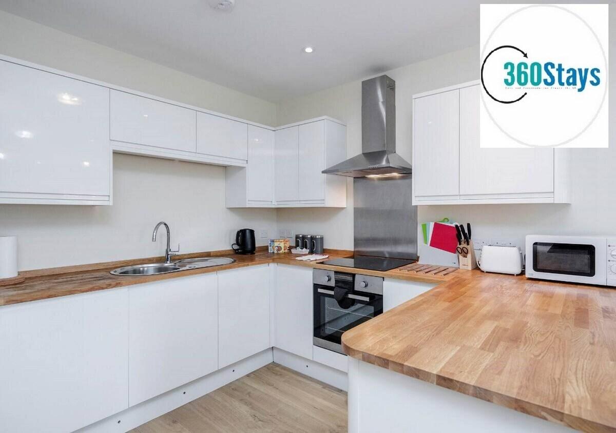 Luxury 2 Bedroom Apt.03 with Parking in Maidenhead4