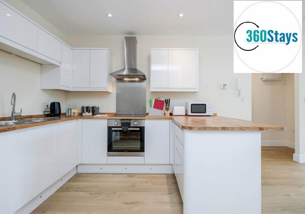Luxury 2 Bedroom Apt.03 with Parking in Maidenhead5