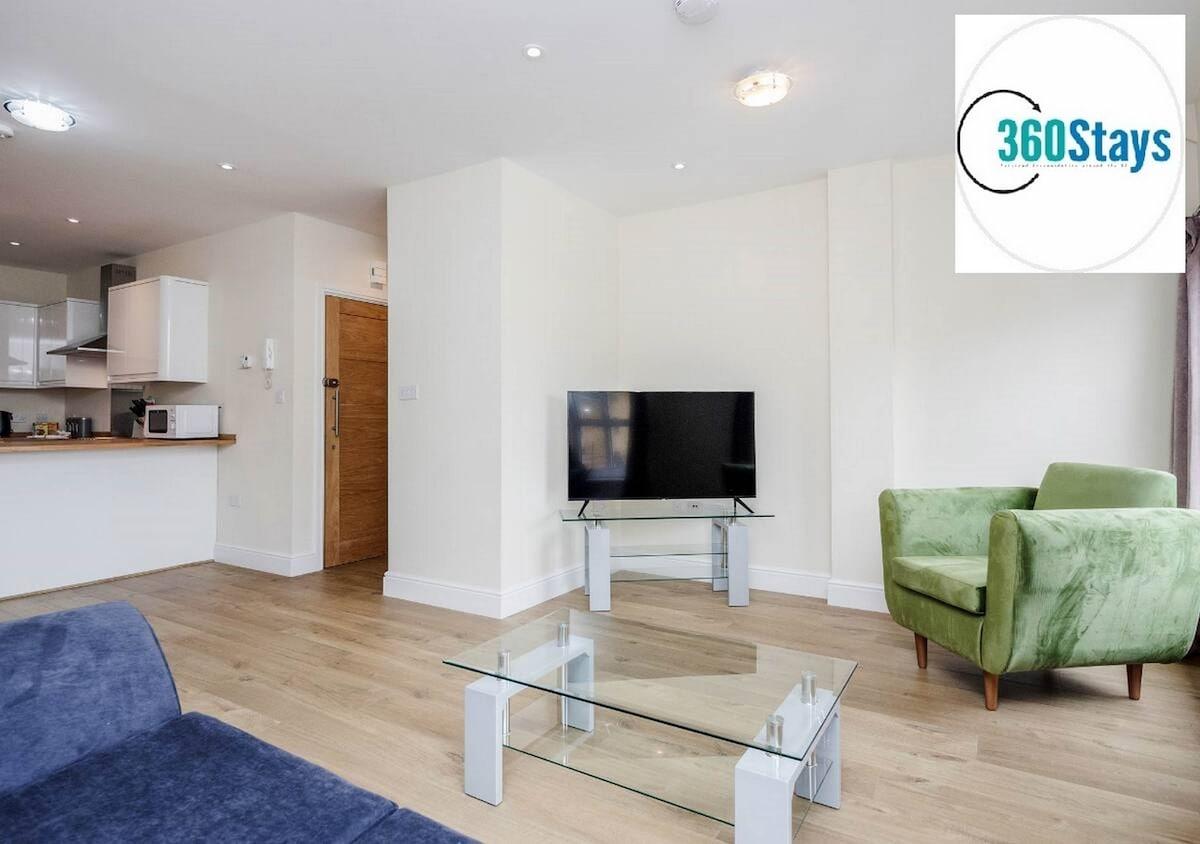 Luxury 2 Bedroom Apt.03 with Parking in Maidenhead6