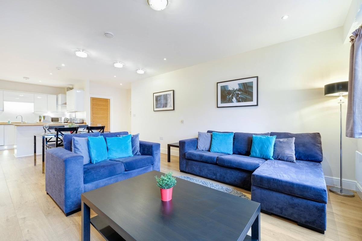 Luxury 3 Bedroom Apt.04 with Parking in Maidenhead