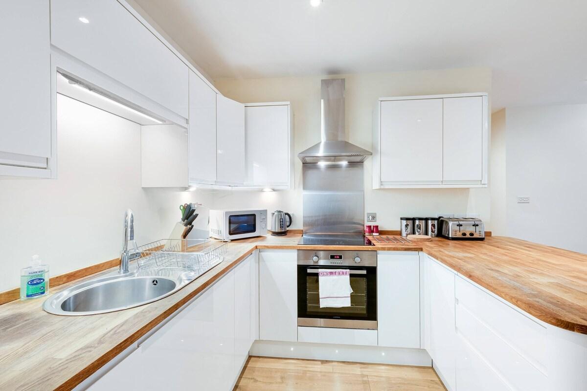 Luxury 3 Bedroom Apt.04 with Parking in Maidenhead3