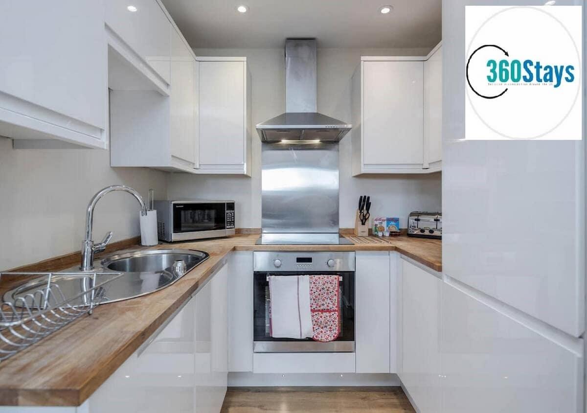 Luxury 1 Bedroom Apt.06 with Parking in Maidenhead4