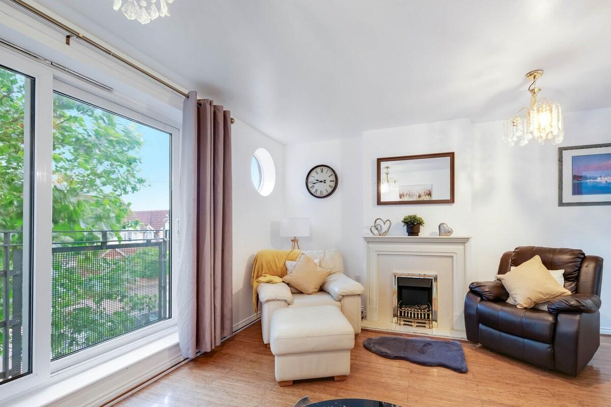 4-Bed House with Garden | Thamesmead | Sleeps 81