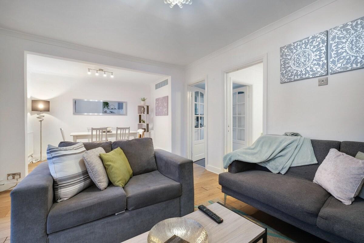 Modern 4 Bedroom House with Garden in Feltham2