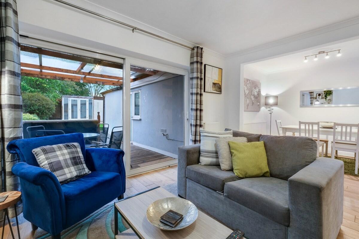 Modern 4 Bedroom House with Garden in Feltham3