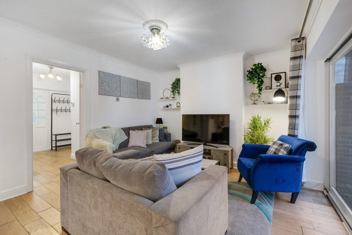 Modern 4 Bedroom House with Garden in Feltham4