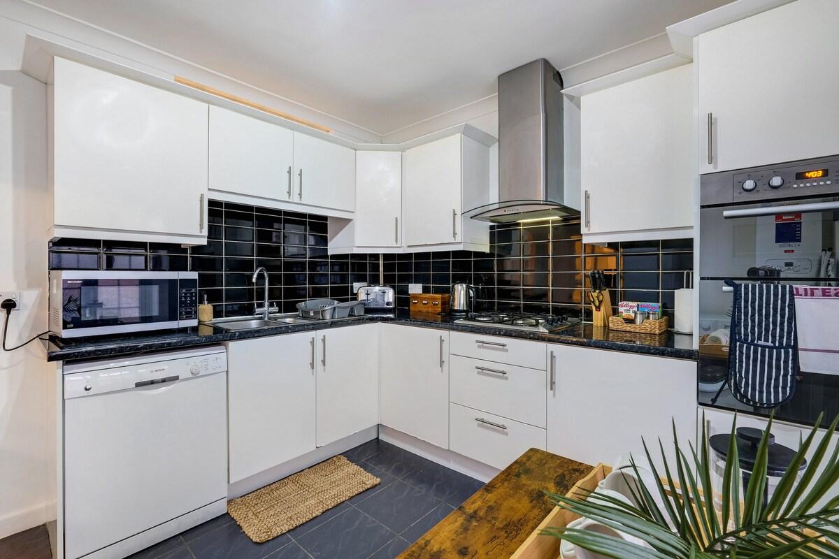 Modern 4 Bedroom House with Garden in Feltham5