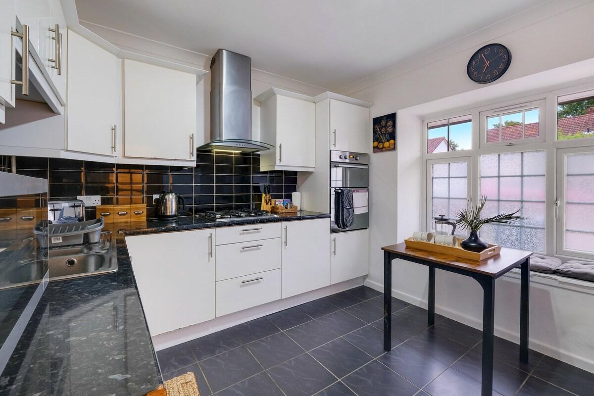 Modern 4 Bedroom House with Garden in Feltham6