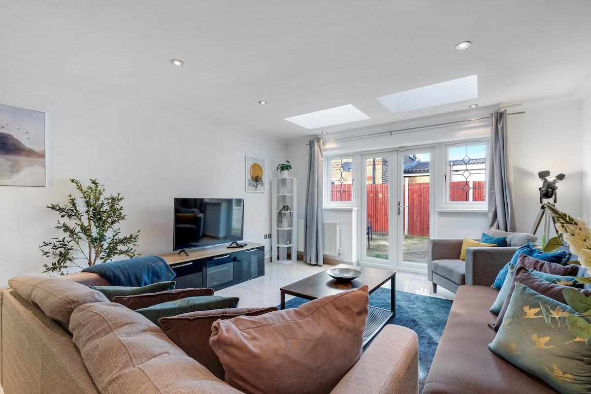 Isher 3 Bedroom, 2-Bathroom House with Parking