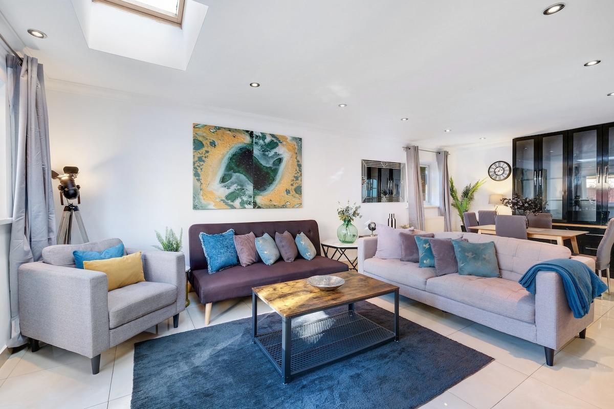 Isher 3 Bedroom, 2-Bathroom House with Parking2