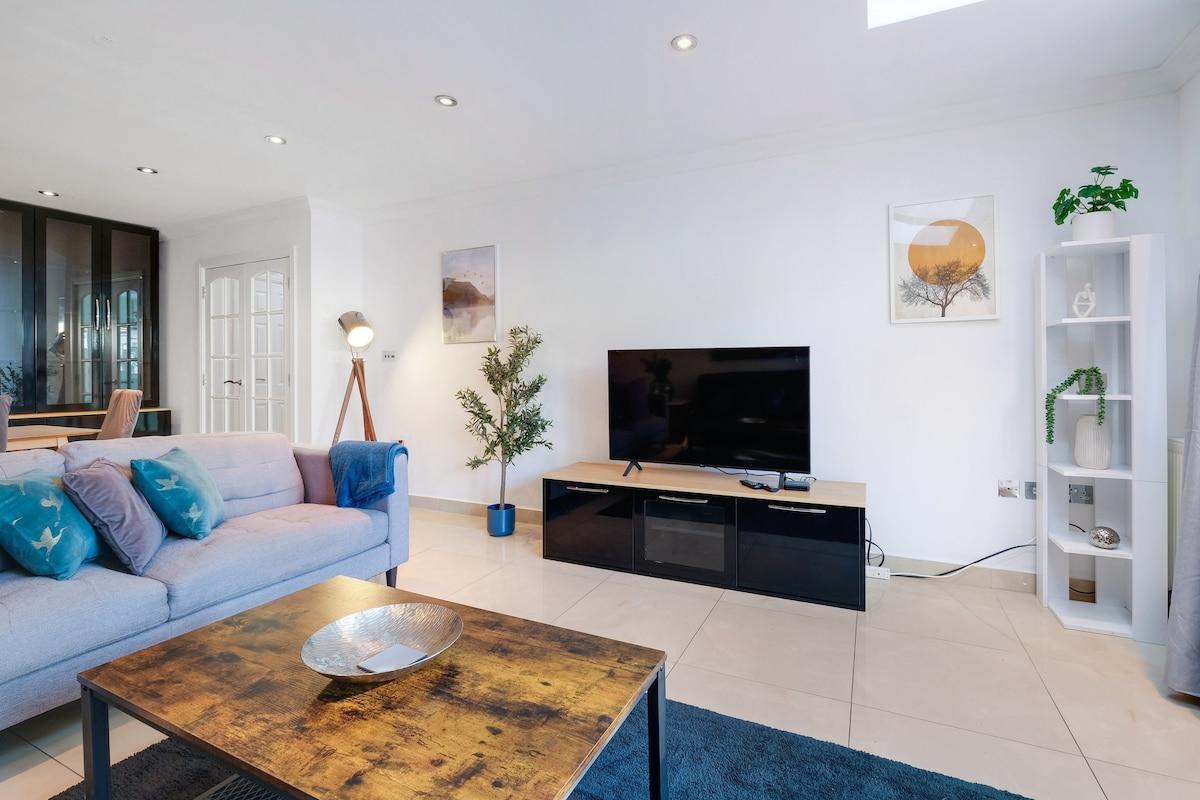 Isher 3 Bedroom, 2-Bathroom House with Parking3