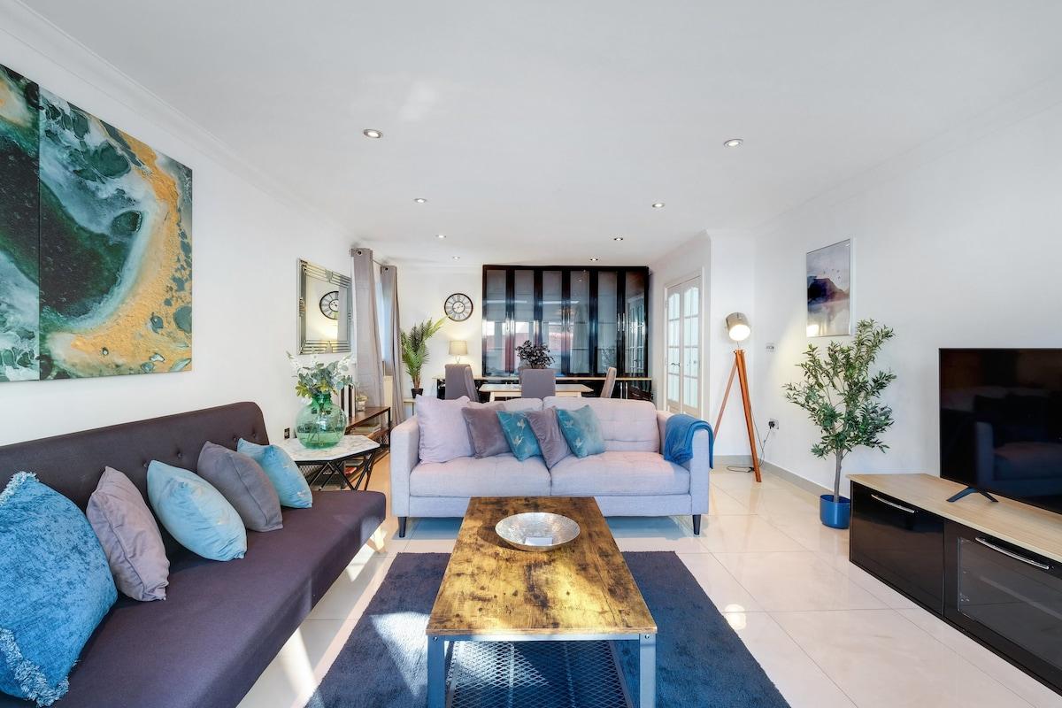 Isher 3 Bedroom, 2-Bathroom House with Parking4