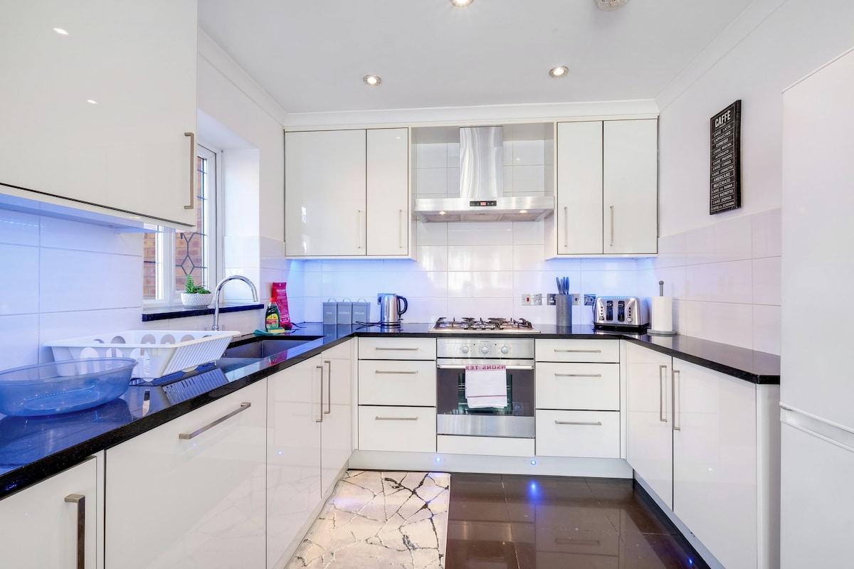 Isher 3 Bedroom, 2-Bathroom House with Parking5