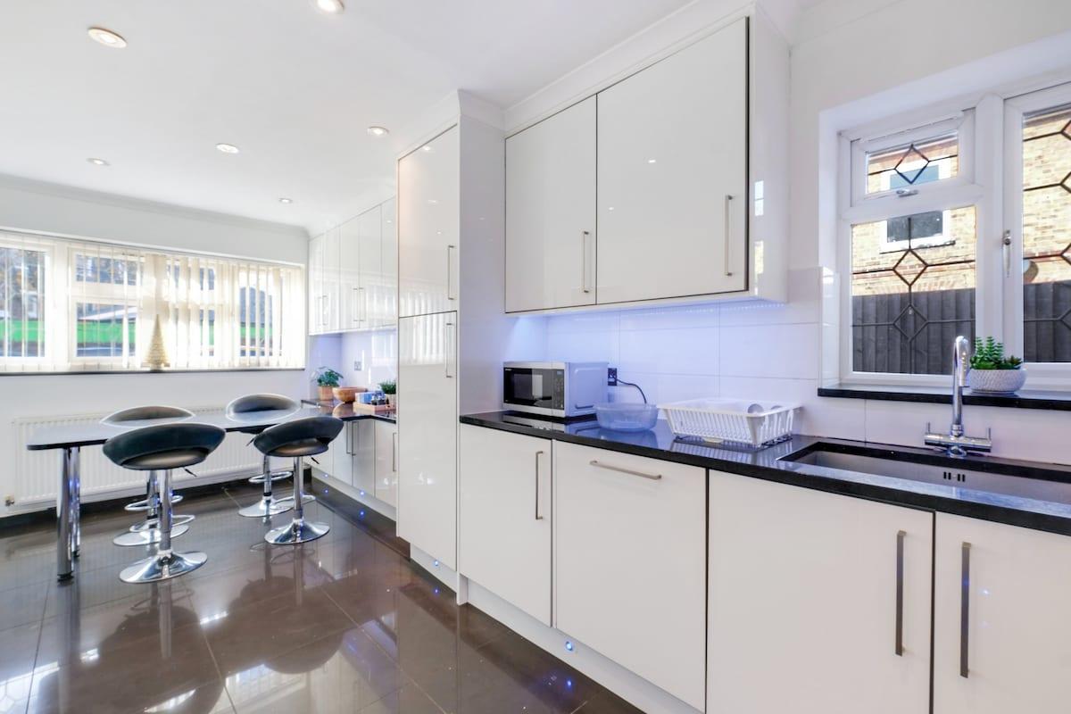 Isher 3 Bedroom, 2-Bathroom House with Parking6