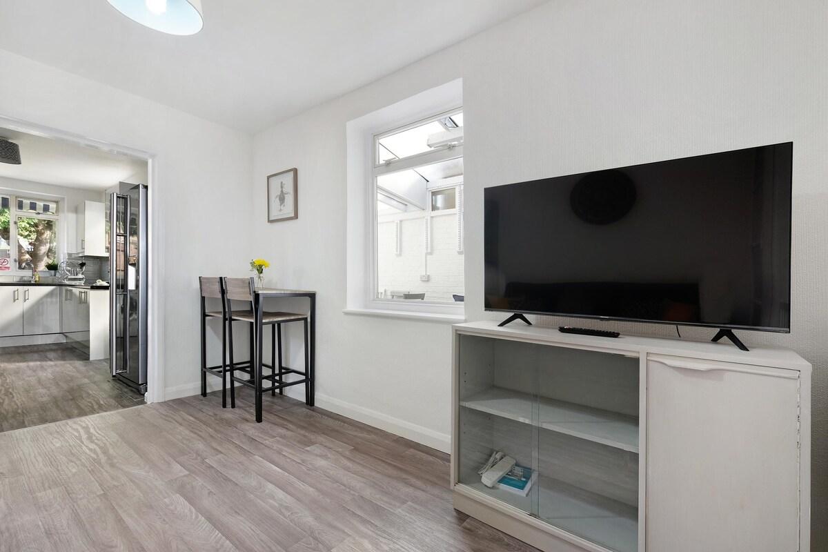Heathrow Living Stanwell Serviced House 5 bedrooms2