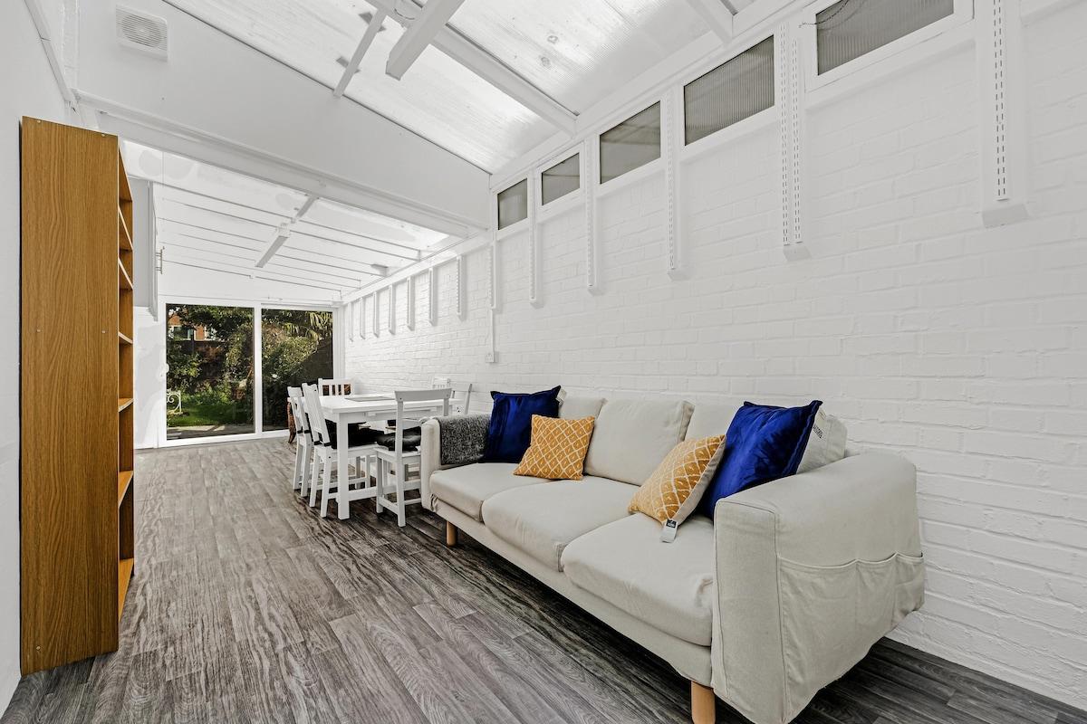 Heathrow Living Stanwell Serviced House 5 bedrooms3