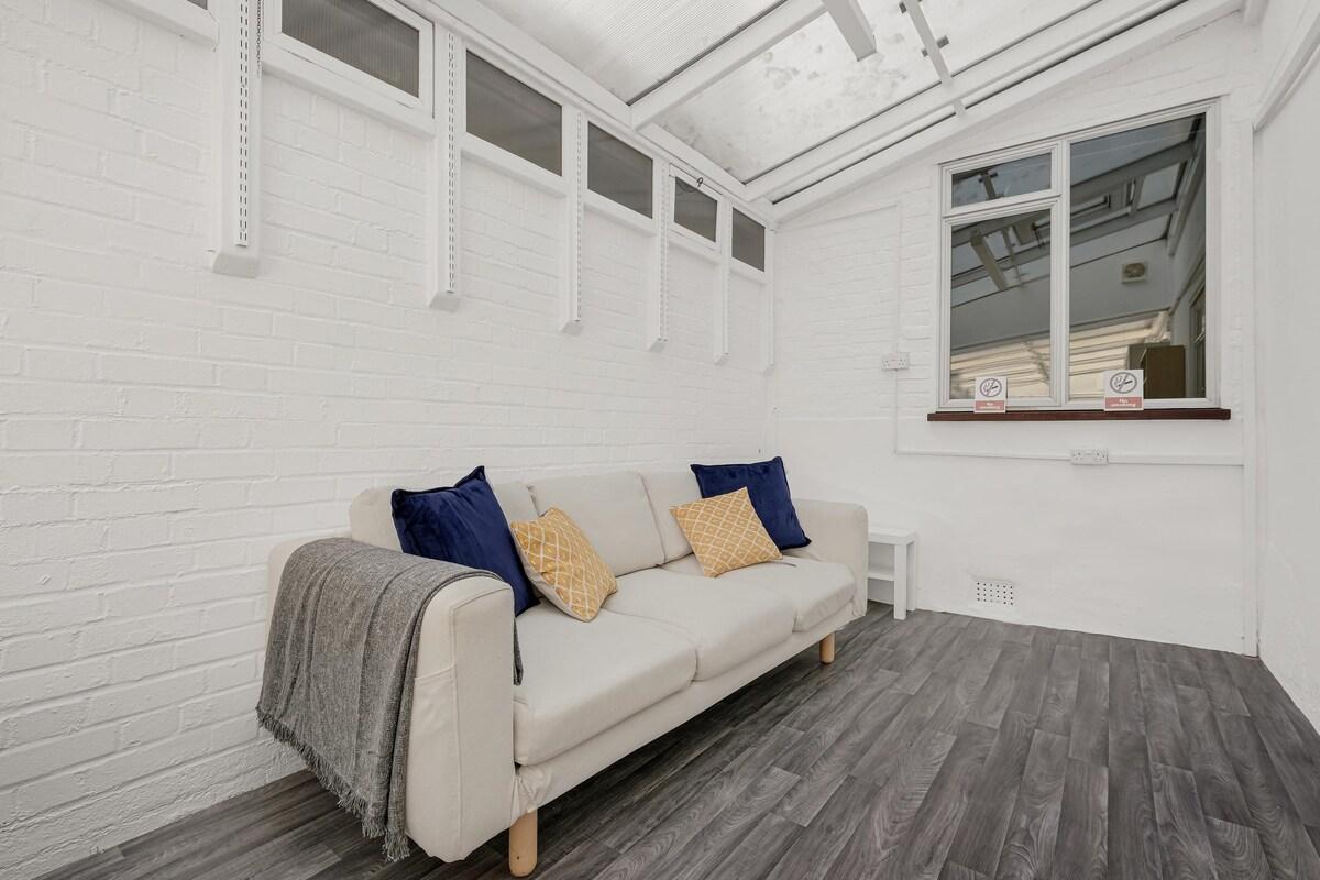 Heathrow Living Stanwell Serviced House 5 bedrooms4
