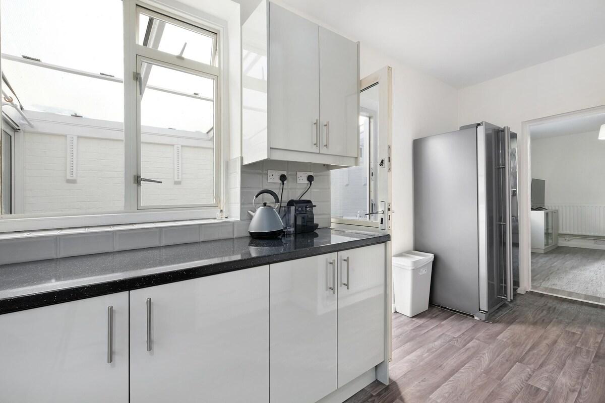 Heathrow Living Stanwell Serviced House 5 bedrooms5