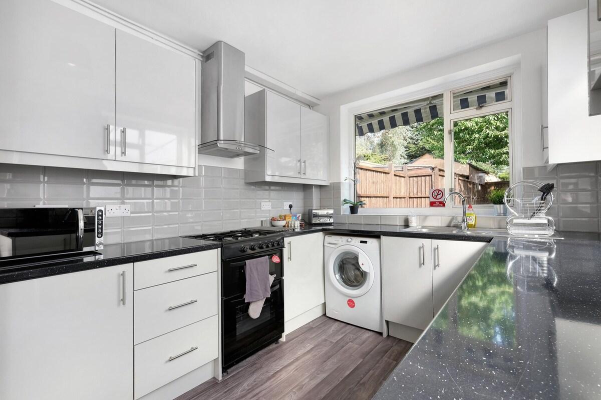 Heathrow Living Stanwell Serviced House 5 bedrooms6
