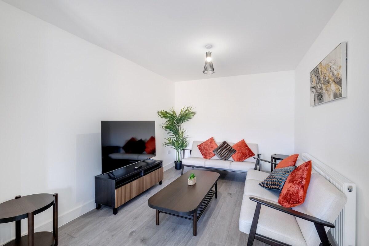 Chaucer Avenue 6 Bedroom + 3 Bathroom with Parking