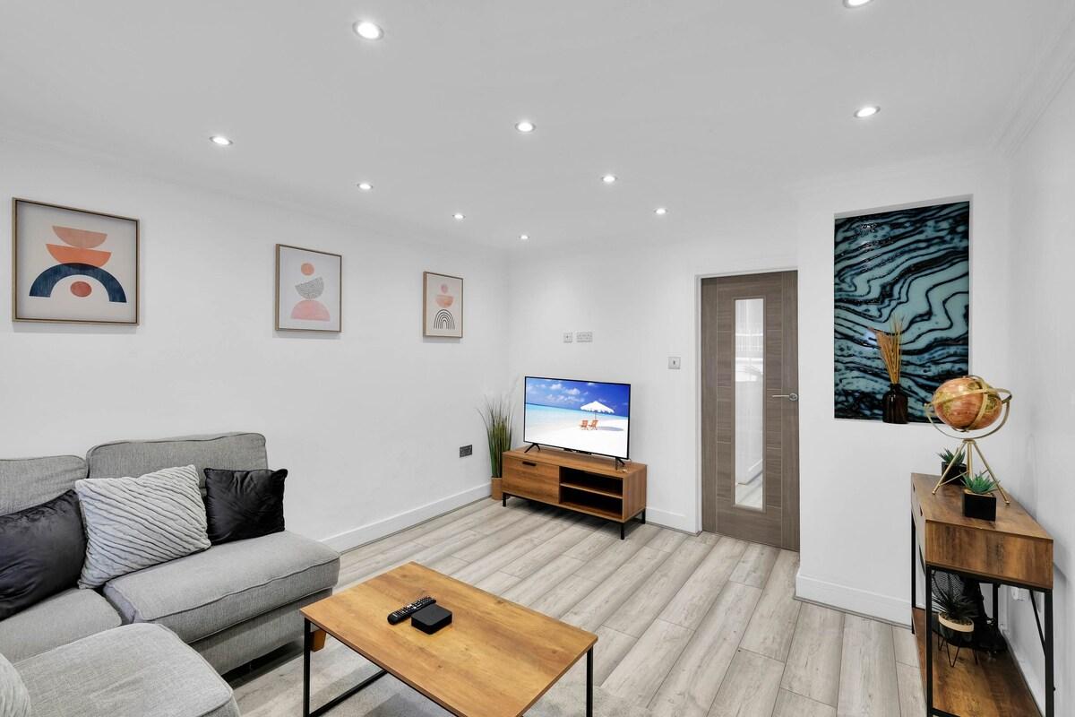 Newly Refurbished 2 Bdr House in a Town Centre