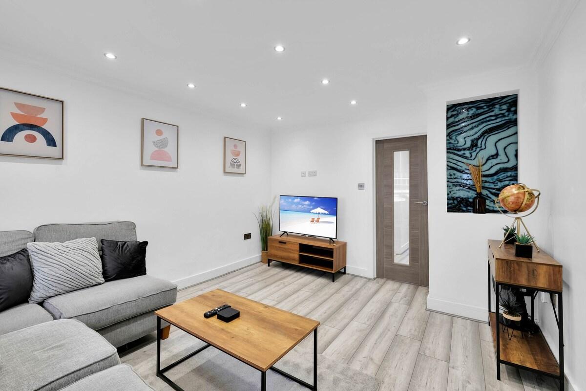 Newly Refurbished 2 Bdr House in a Town Centre2