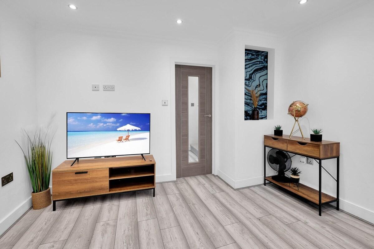 Newly Refurbished 2 Bdr House in a Town Centre3