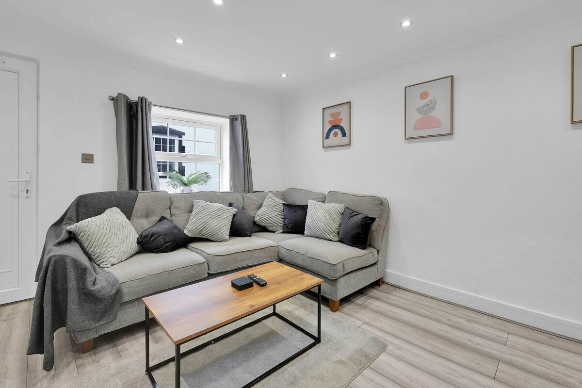Newly Refurbished 2 Bdr House in a Town Centre4