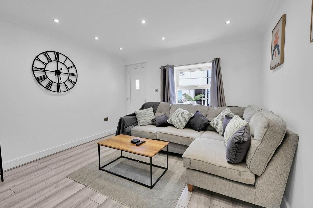 Newly Refurbished 2 Bdr House in a Town Centre5